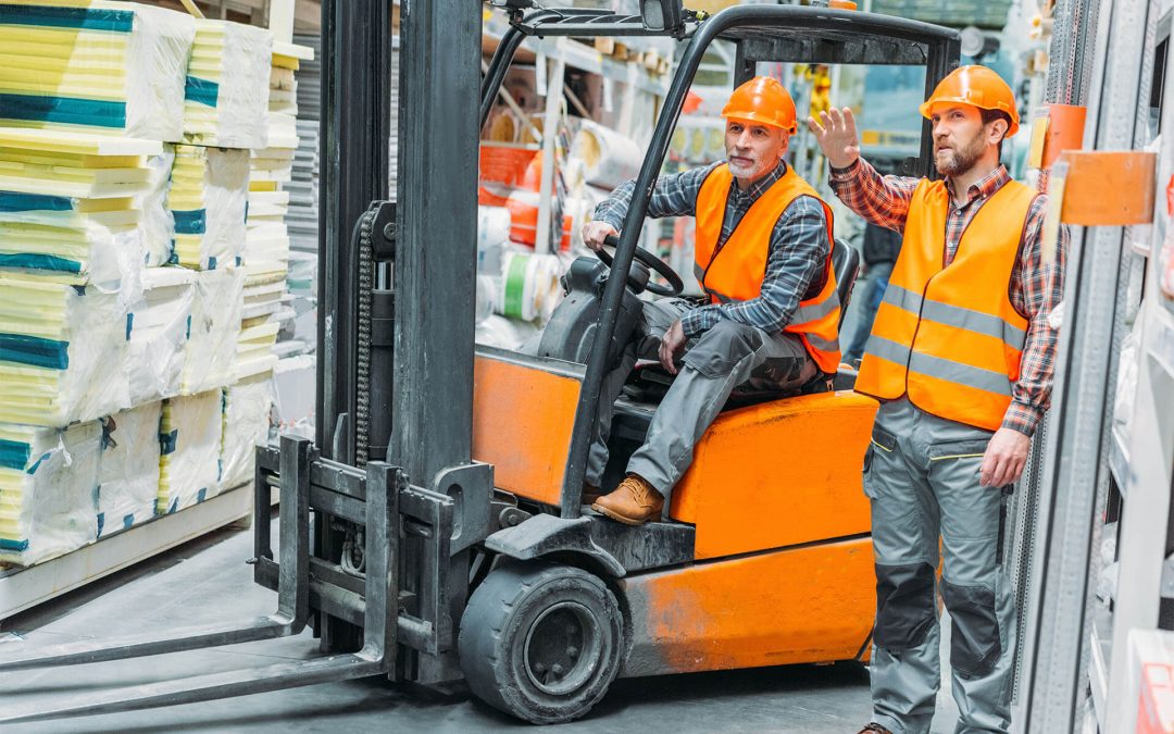 Operator wózka widłowego na produkcji
